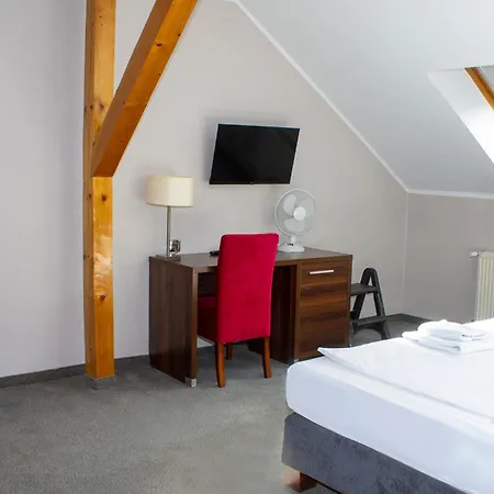 卡米尼兹卡酒店 3* 莱格尼察